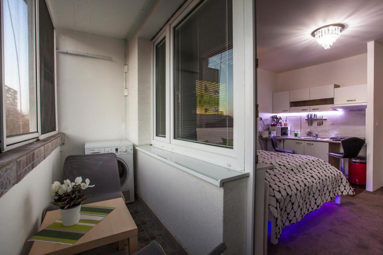 Studio Apartment Petrzalka Air-Conditioned 24H Check-In ブラチスラヴァ エクステリア 写真
